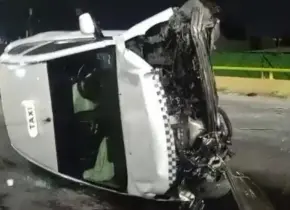 Taxista se estrella en contención de puente en Circuito Potosí