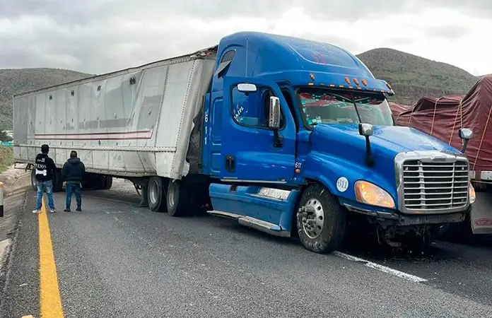 Tráiler se accidenta en la carretera a México