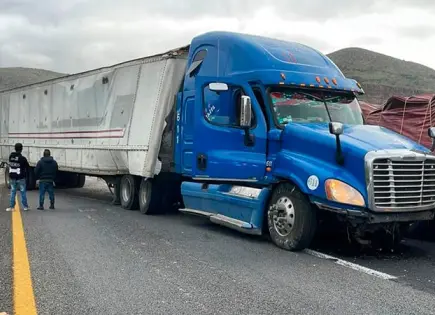 Tráiler se accidenta en la carretera a México