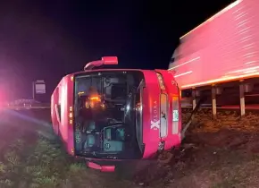 Un pasajero herido, al volcar autobús en la ´57