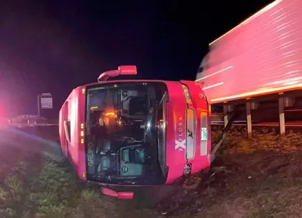 Un pasajero herido, al volcar autobús en la ‘57