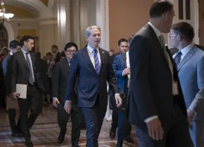 Senado aprueba propuesta fiscal de Trump tras votación clave