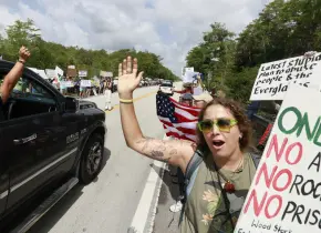 Protesta masiva contra centro de detención de inmigrantes en Florida