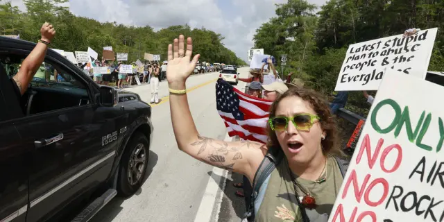 Protesta masiva contra centro de detención de inmigrantes en Florida