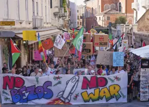 Manifestantes rechazan la boda de Jeff Bezos en Venecia