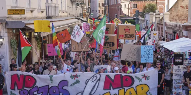 Manifestantes rechazan la boda de Jeff Bezos en Venecia