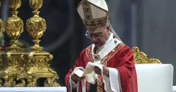 Papa León XIV bendice carta de Pokémon en el Vaticano
