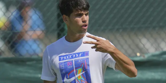 Carlos Alcaraz busca su tercer título consecutivo en Wimbledon