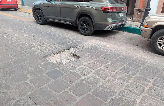 Denuncian aparición de un céntrico bache