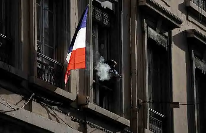 Francia endurece la prohibición de fumar