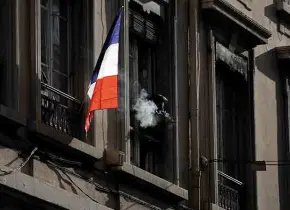 Francia endurece la prohibición de fumar
