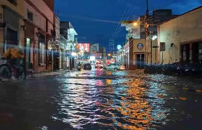 Lluvias inundan calles de la ciudad