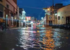 Lluvias inundan calles de la ciudad