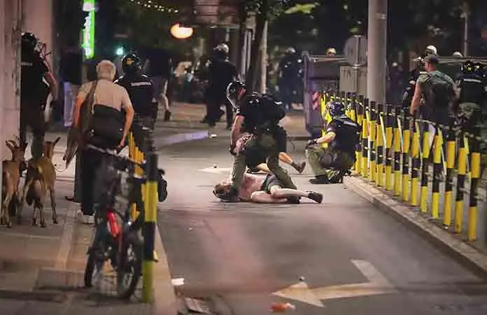 Policía reprime marcha en Serbia