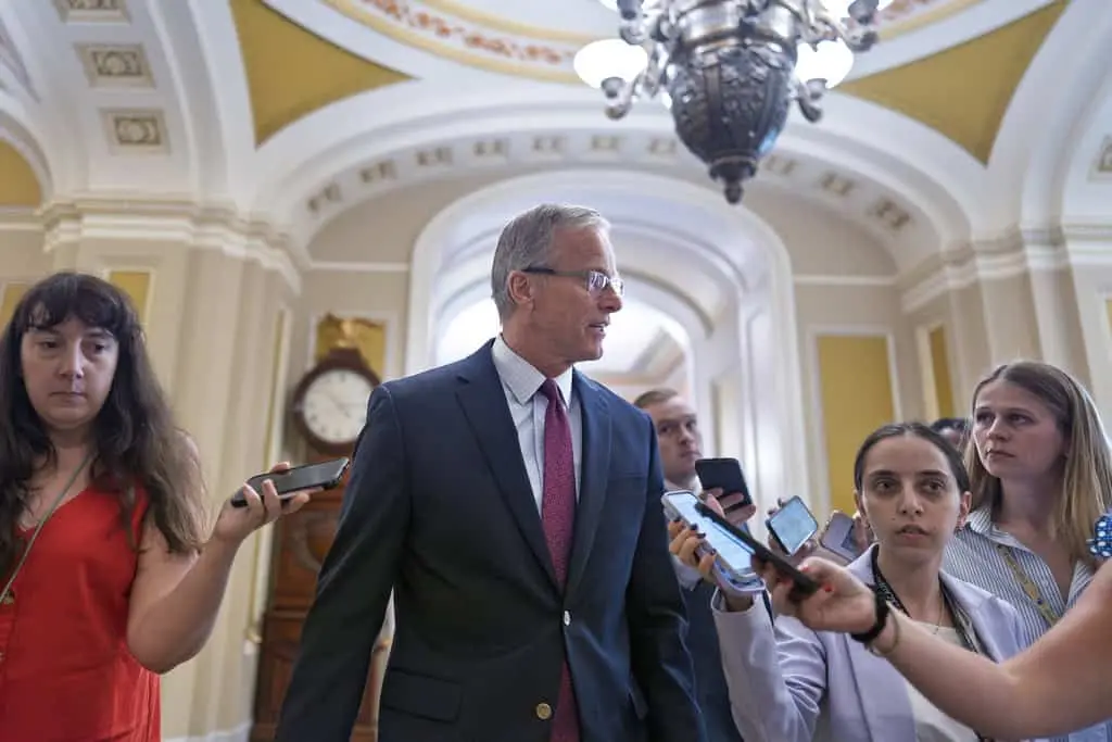 Senado debate amplio proyecto de ley de Trump con votación nocturna postergada