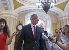 Senado debate amplio proyecto de ley de Trump con votación nocturna postergada