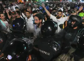Protestas en Belgrado desencadenan represión policial