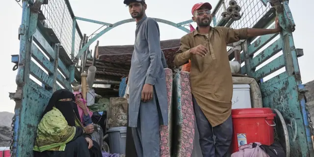 Pakistán evalúa extender plazo para refugiados afganos