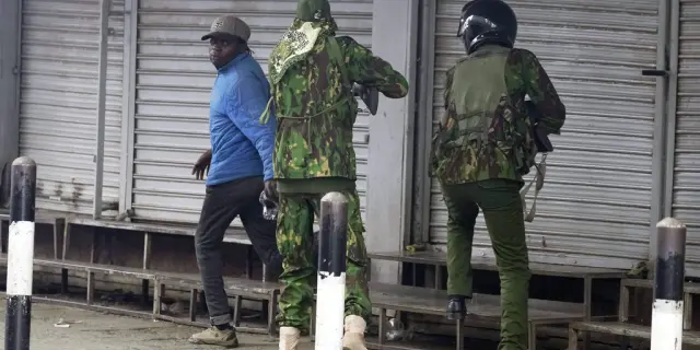 Muere vendedor baleado por policía en protestas en Kenia