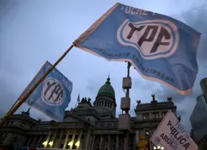 Argentina deberá ceder 51% de YPF tras fallo judicial en EEUU
