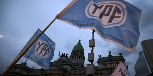 Jueza de EEUU ordena a Argentina ceder 51% de acciones de YPF en juicio por expropiación