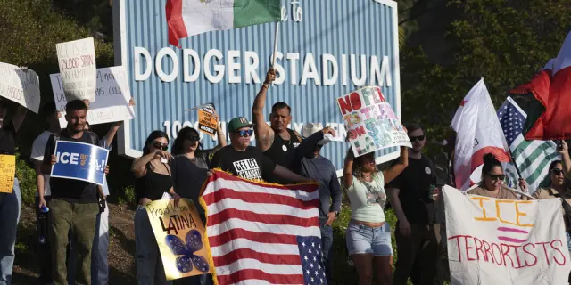 Gobierno de Trump demanda a Los Ángeles por obstruir leyes de inmigración