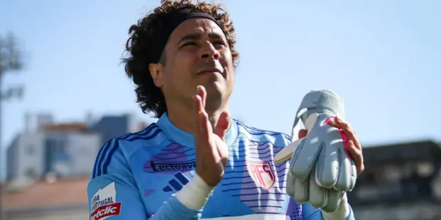 Guillermo Ochoa gana premio a "La Atajada del Año" pese a complicada temporada en Europa