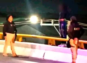 Salvan a una jovencita de lanzarse de puente