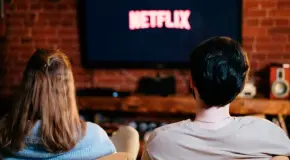 Netflix cae un 4.2% en Wall Street tras anunciar compra de WBD