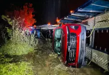 Vuelca tráiler con vehículos nuevos en la Valles-Tampico