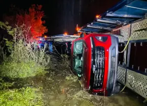 Vuelca tráiler con vehículos nuevos en la Valles-Tampico