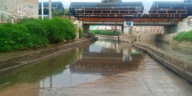 Cierran circulación en Río Españita por acumulación de agua