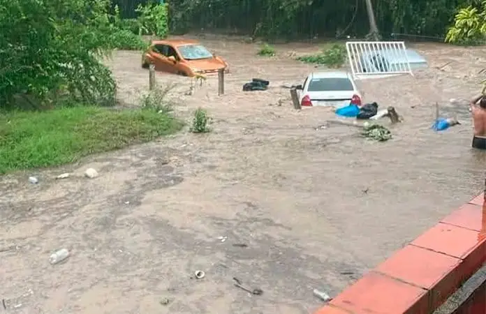 Arroyo inunda una colonia en Tamazunchale