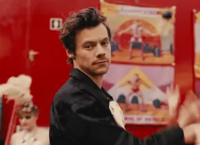Harry Styles causa revuelo en Glastonbury con apasionado beso a misteriosa mujer