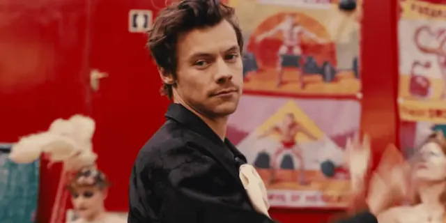 Harry Styles causa revuelo en Glastonbury con apasionado beso a misteriosa mujer