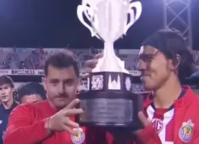 Chivas gana la Copa Bienestar en pretemporada... y redes se burlan del trofeo "de cartón"