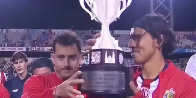 Chivas gana la Copa Bienestar en pretemporada... y redes se burlan del trofeo "de cartón"