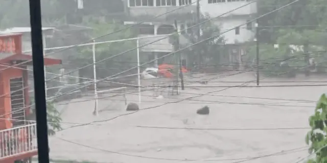 VIDEO | Desborde de arroyo provoca caos en Tamazunchale