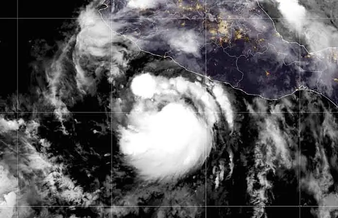 Flossie avanza en el Pacífico como huracán categoría 1