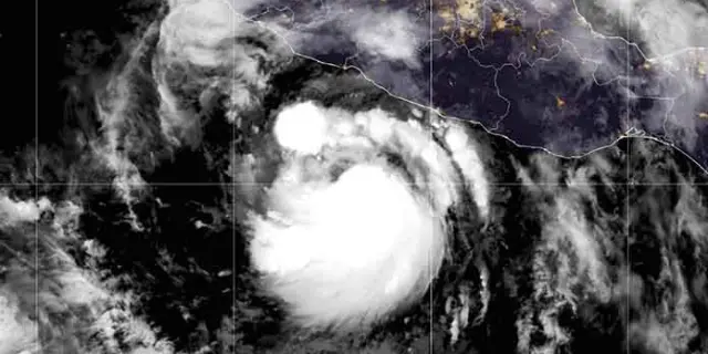 Huracán Flossie obliga a suspender actividades turísticas en playas de Colima