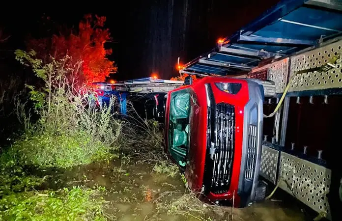 Vuelca tráiler nodriza cargado con vehículos