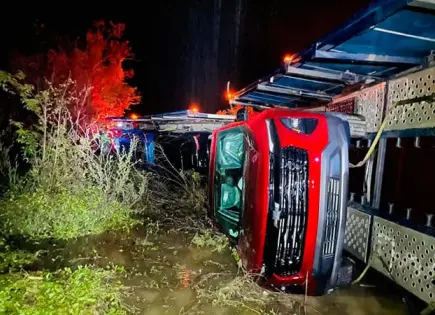 Vuelca tráiler nodriza cargado con vehículos