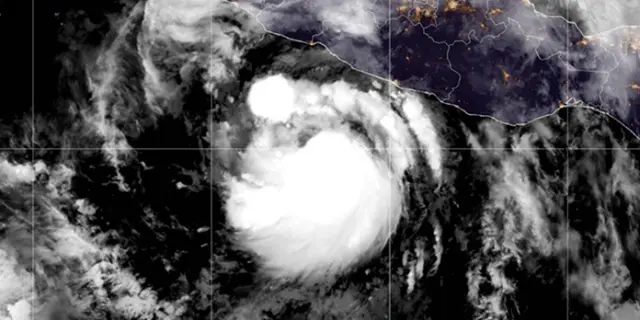 Huracán Flossie se fortalece a categoría 3 en Pacífico de México