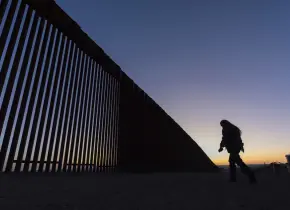 Juez federal bloquea orden de Trump que restringe asilo en frontera sur de EEUU