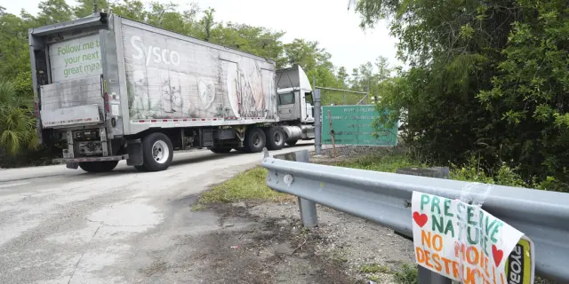 Inmigrantes llegan al Alcatraz de los Caimanes en Florida