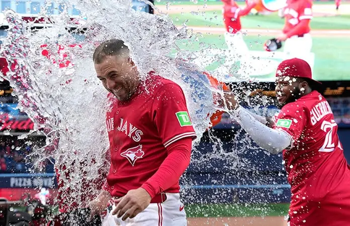 Azulejos apalean a Yankees de NY