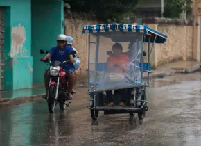 Flossie se debilita, pero deja lluvias, viento y oleaje en 27 estados