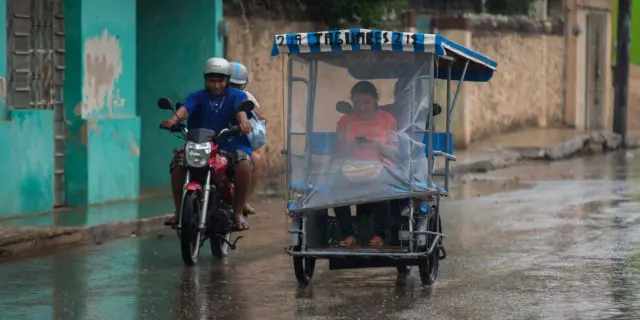 Flossie se debilita, pero deja lluvias, viento y oleaje en 27 estados