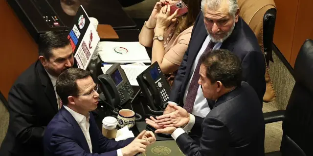 Senado aprueba polémica Ley de Inteligencia; oposición acusa "gobierno espía"