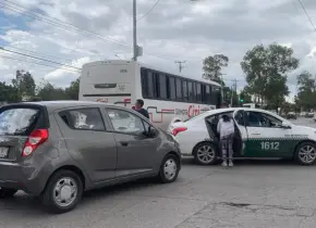 Un taxista, involucrado en choque sobre avenida Turquesa
